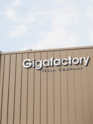 Tạo biển tòa nhà, logo công ty trên tòa nhà bằng sắt hộp, inox