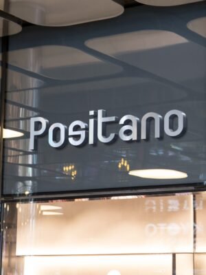 Biển quảng cáo thương hiệu chữ nổi bằng kim loại, inox