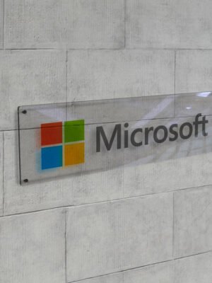 Thiết kế biển thương hiệu, biển chỉ dẫn bằng kính, nhựa trong suốt