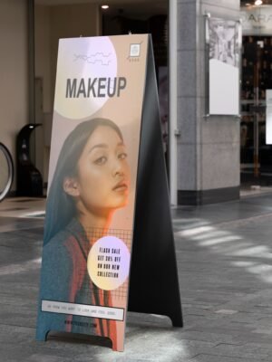 Standee khung gỗ đặt trên đường phố, lối đi